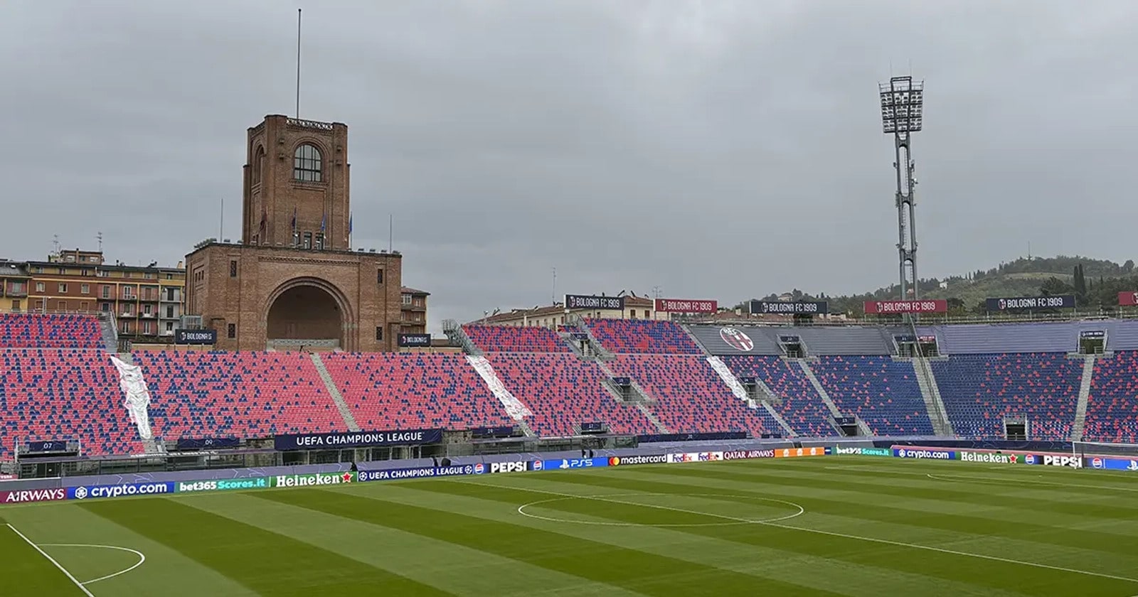 Wieża stadionu gdzie grają Urbański i Skorupski