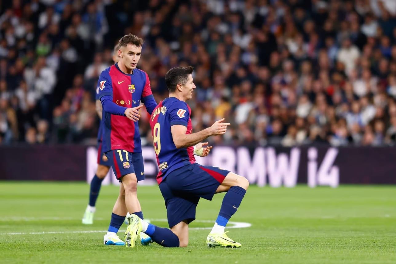 Lewandowski na kolanach postrzelonej bramce