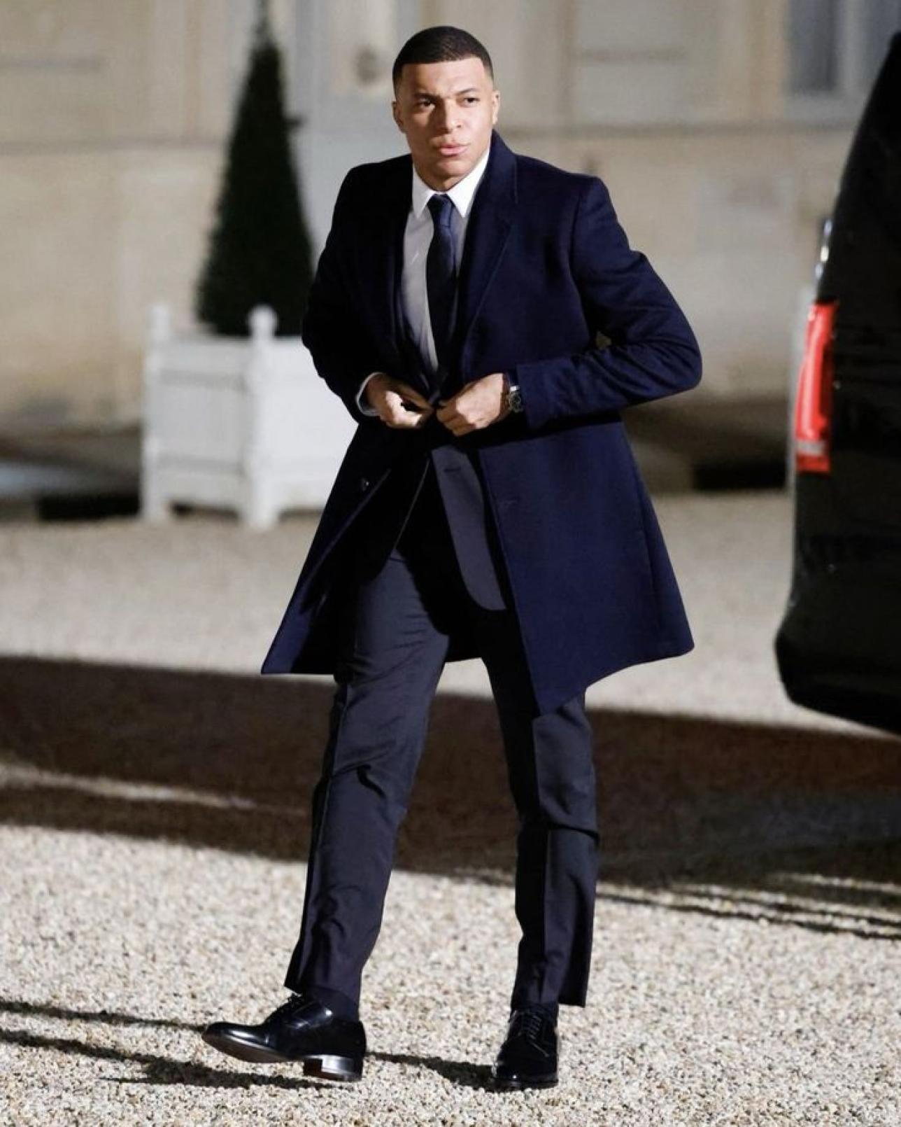 Kylian Mbappe w kosciumie w sądzie