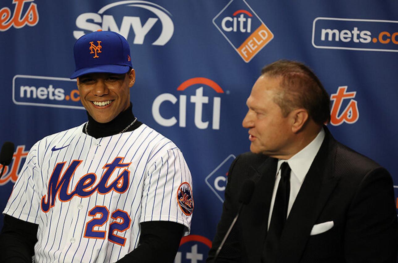 Juan Soto podpisał 15-letni kontrakt o wartości 765 milionów dolarów z New York Mets, największy kontrakt w historii sportu.